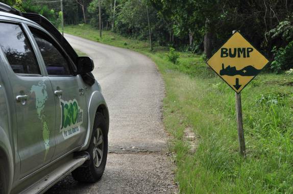 A caminho das ruínas mayas de  Caracol, a famosa placa de lombada em forma de gente! (em Belize, quase na fronteira com a Guatemala)